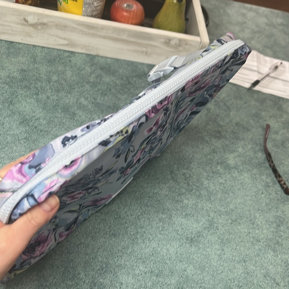 Sold‼️‼️ Like New Vera Bradley Blue & Lilac Rose Hanging Toiletries Travel Bag - Picture 11 of 12